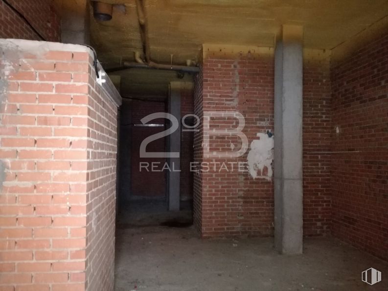 Retail for sale at Plaza Tres de Abril, 4, Azuqueca de Henares, Guadalajara, 19200 with brown, brickwork, wood, brick, building material, gas, flooring, mortar, house and concrete around