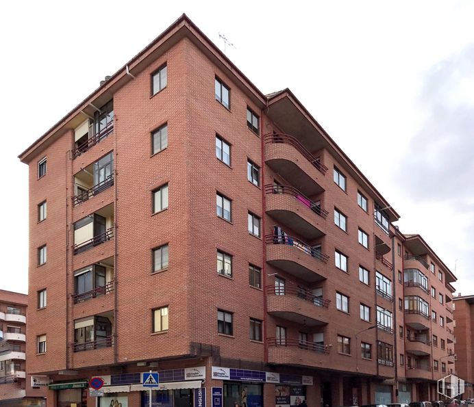 Local en alquiler y venta en Calle Gredos, 10, Ávila, 05002 con edificio, cielo, ventana, rueda, nube, infraestructura, bloque de torre, diseño urbano, barrio y condominio alrededor