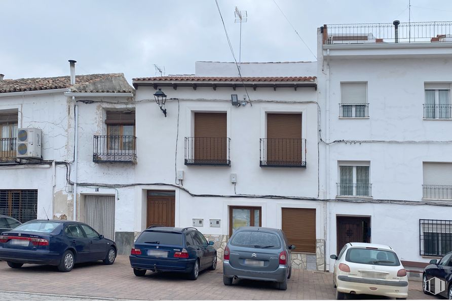 Retail for rent at Plaza Constitución, 11, Santa Cruz de la Zarza, Toledo, 45370 with car, building, wheel, automotive parking light, tire, land vehicle, vehicle, window, property and cloud around