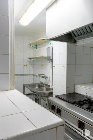 Local en venta en Calle Canillas, 36, Chamartín, Madrid, 28002 con alumbrado, fregadero, aparato de cocina, estufa de gas, ebanistería, grifo, edificio, propiedad, fregadero de cocina y encimera alrededor