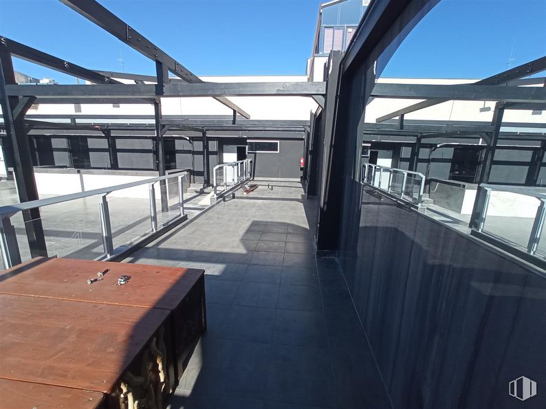 Local en alquiler y venta en Calle Cincel, Rivas-Vaciamadrid, Madrid, 28529 con cielo, sombra, puente, tejado, zona urbana, diseño urbano, edificio, haz, ciudad y pasamanos alrededor