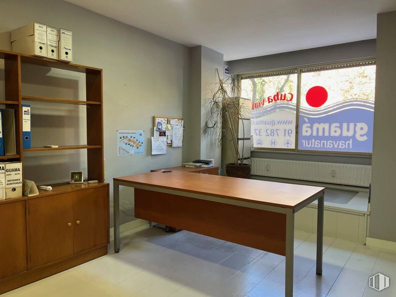 Oficina en alquiler en Paseo Habana, Chamartín, Madrid, 28036 con escritorio, ebanistería, alacena, mueble, interiorismo, mesa, suelos, silla, suelo y alumbrado alrededor