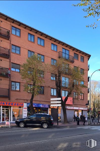 Local en alquiler en Paseo Curas, 1, Alcalá de Henares, Madrid, 28802 con edificio, coche, cielo, neumático, ventana, rueda, árbol, vehículo, planta y diseño urbano alrededor