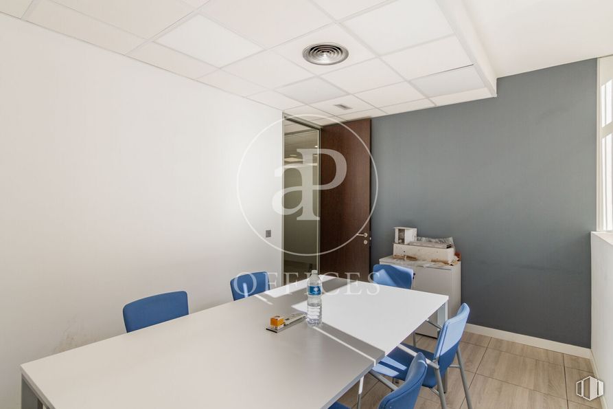 Oficina en alquiler y venta en Calle Alfonso Gómez, San Blas - Canillejas, Madrid, 28037 con silla, mesa, mesa, mueble, edificio, alumbrado, interiorismo, accesorio, madera y suelo alrededor