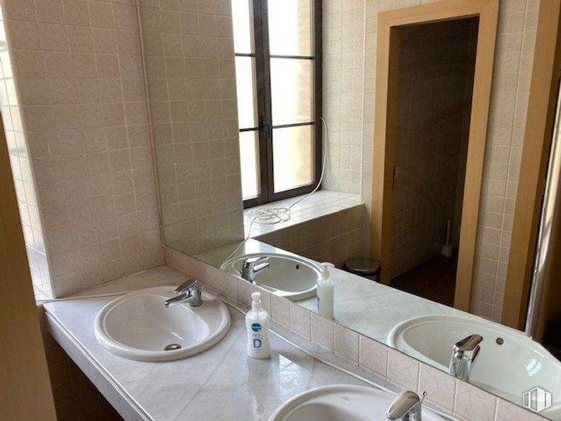 Office for rent at Zona Avenida Europa, Toledo, 45003 with sink, window, mirror, tap, plumbing fixture, bathroom sink, property, bathroom, wood and interior design around