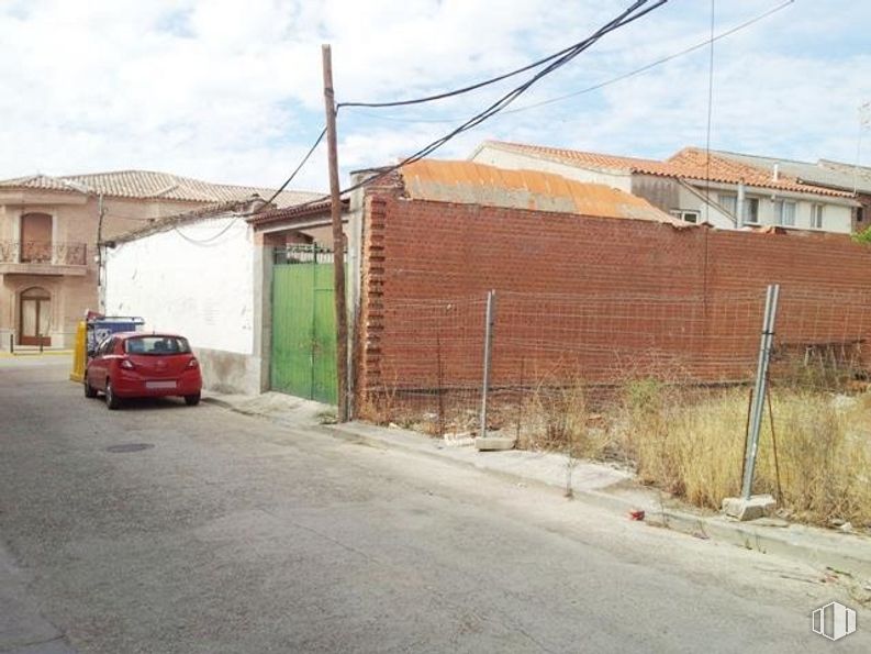 Land for sale at Calle General Moscardó, 17, Carmena, Toledo, 45531 with car, sky, cloud, building, tire, vehicle, window, plant, wheel and road surface around