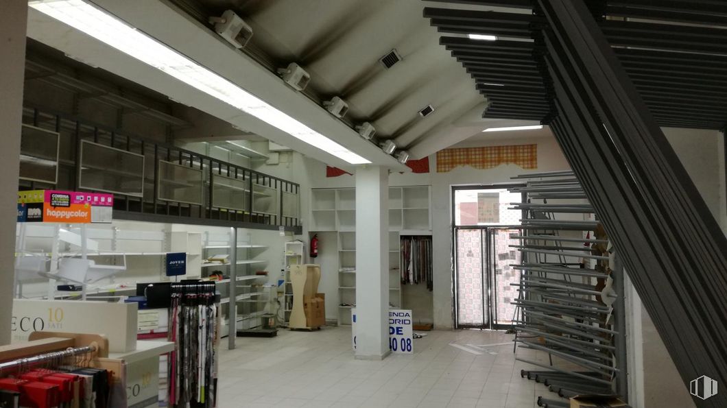 Local en venta en Calle la Huerta, Alcorcón, Madrid, 28921 con productos envasados, edificio, accesorio, piso, suelo, estantería, publicación, madera, estante y ingeniería alrededor