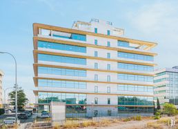 Office for rent at Avenida Sur de Barajas, 20, Barajas, Madrid, 28028 with building, sky, cloud, street light, tower block, urban design, condominium, plant, neighbourhood and residential area around