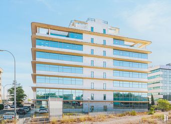 Oficina en alquiler en Avenida Sur de Barajas, 20, Barajas, Madrid, 28028 con edificio, cielo, nube, luz de la calle, bloque de torres, diseño urbano, condominio, planta, barrio y zona residencial alrededor