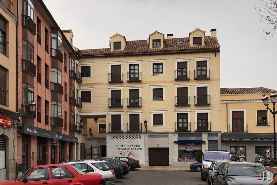 Retail for sale at Plaza España, 20, Torrijos, Toledo, 45500 with car, building, land vehicle, vehicle, window, sky, tire, wheel, architecture and urban design around