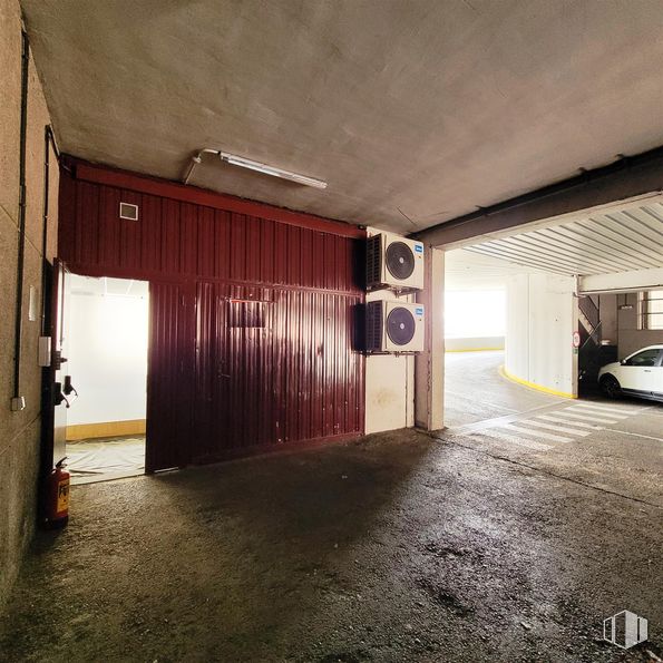 Office for sale at Calle María Tubau, Fuencarral - El Pardo, Madrid, 28049 with car, floor, composite material, concrete, garage, garage door and parking lot around