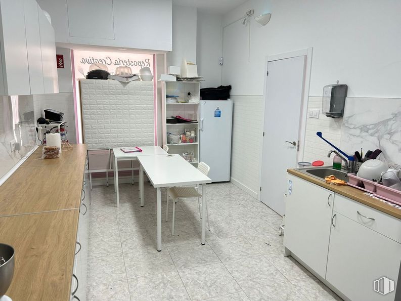 Local en alquiler en Calle Puerto de Alicante, 8, Coslada, Madrid, 28820 con ebanistería, mesa, edificio, piso, pavimentos, silla, máquina, techo, habitación y gafas alrededor