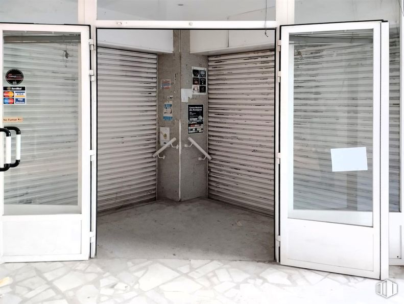 Local en alquiler y venta en Calle San Antonio, 123, Aranjuez, Madrid, 28300 con puerta, suelo, suelos, material compuesto, puerta de casa, vidrio, metal, hormigón, puerta y aluminio alrededor