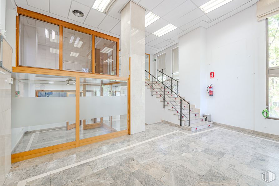 Local en venta en Ronda de Segovia, Arganzuela, Madrid, 28005 con accesorio, ventana, edificio, madera, suelos, suelo, hall, inmobiliario, techo y vidrio alrededor