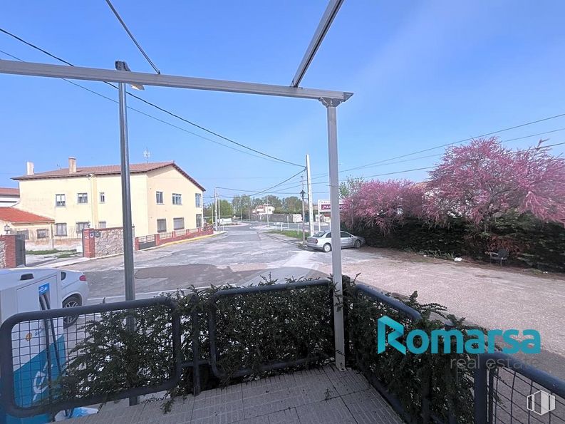 Local en alquiler y venta en Valle de Amblés, Muñogalindo, Ávila, 05530 con casa, edificio, cielo, planta, ventana, azul, superficie de la carretera, diseño urbano, pared y zona residencial alrededor