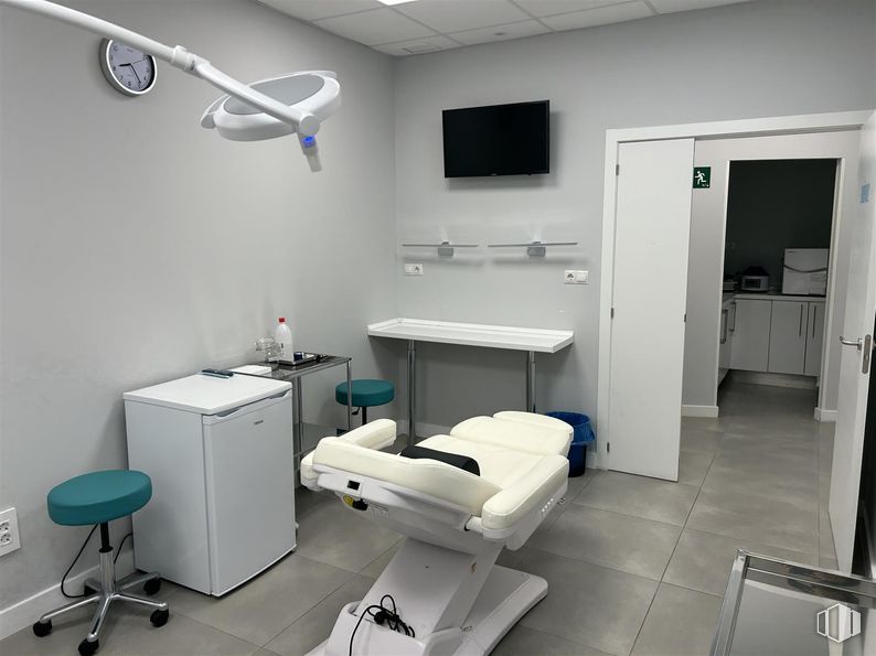 Local en alquiler en Avenida Camilo Jose Cela, 33, Salamanca, Madrid, 28028 con televisión, taburete, escritorio, mueble, clínica, médico, equipamiento médico, habitación, hospital y silla alrededor