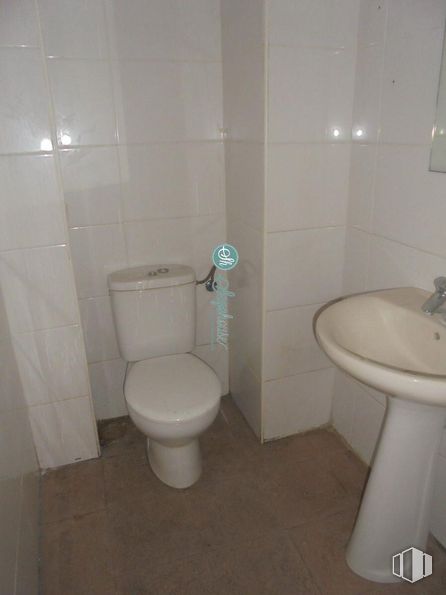 Retail for sale at Paseo Ezequiel González, Segovia, 40002 with toilet, sink, bidet, property, white, purple, bathroom, blue, toilet seat and fixture around