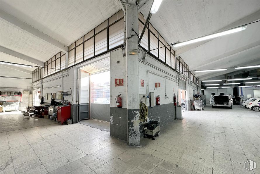 Industrial for sale at Calle Cerámica, Puente de Vallecas, Madrid, 28038 with wheel, tire, automotive design, interior design, hall, flooring, floor, gas, building and ceiling around