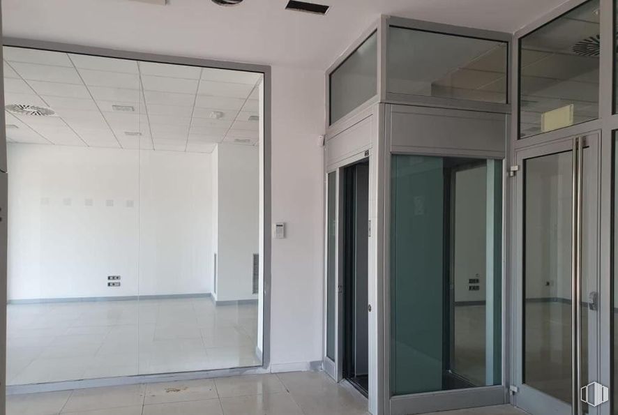 Local en venta en Zona La Garena , Alcalá de Henares, Madrid, 28806 con accesorio, puerta, edificio, exterior del automóvil, suelo, suelos, madera, puerta del vehículo, material compuesto y puerta de casa alrededor