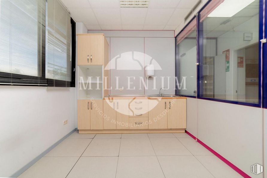 Oficina en alquiler y venta en Avenida Artesanos, 48, Tres Cantos, Madrid, 28760 con ebanistería, persiana de la ventana, edificio, accesorio, suelo, suelos, interiorismo, ventana, madera y casa alrededor