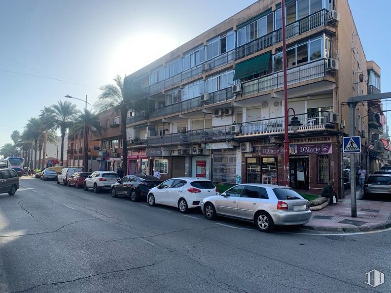 Retail for rent at Calle Pinto, Parla, Madrid, 28980 with automotive parking light, wheel, car, sky, land vehicle, tire, building, vehicle, window and street light around