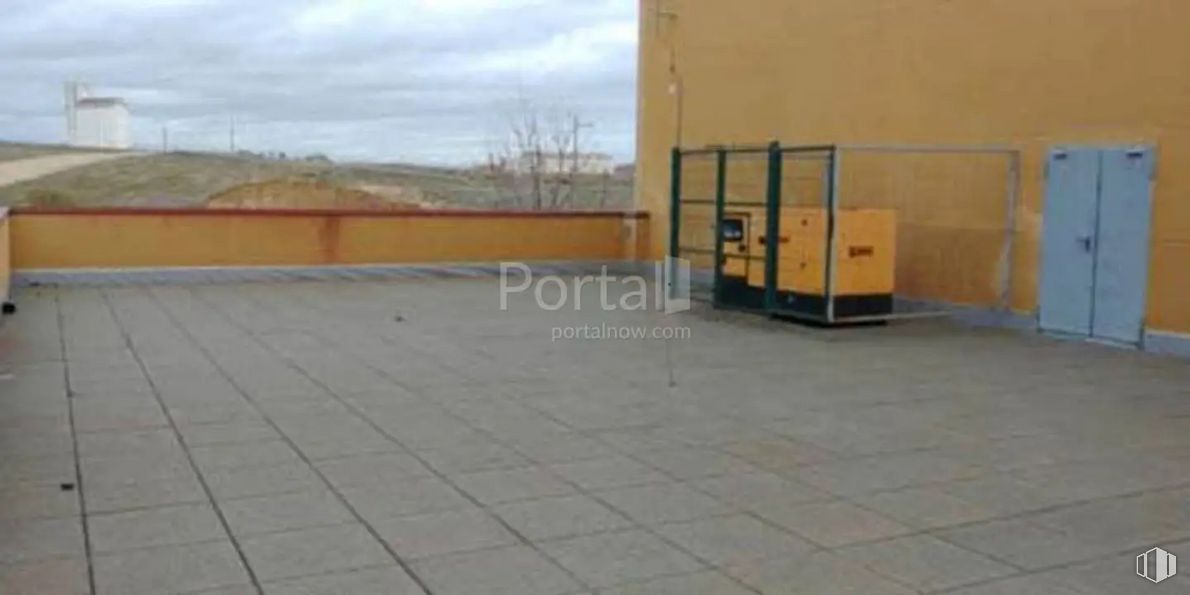 Industrial for sale at Avenida Ermita de San Juan, 54, Navalcarnero, Madrid, 28600 with door, sky, road surface, wood, cloud, asphalt, flooring, floor, composite material and gas around