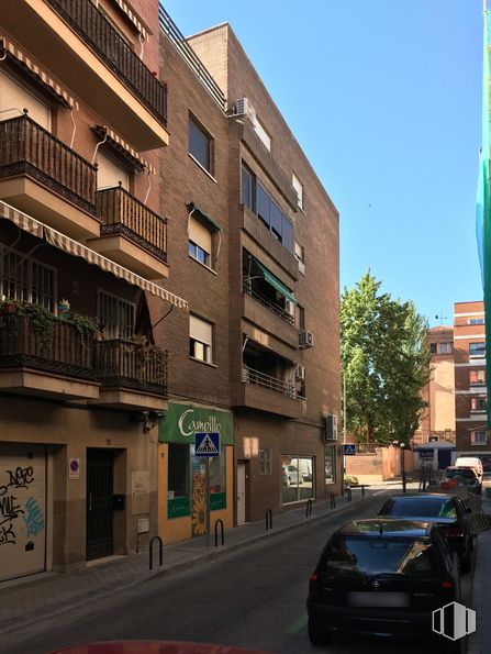 Retail for rent at Calle Vicente Caballero, 17, Retiro, Madrid, 28007 with car, building, window, sky, vehicle, urban design, automotive lighting, vehicle registration plate, condominium and residential area around