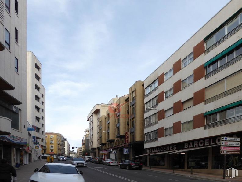 Local en alquiler en Avenida Castilla La Mancha, Cuenca, 16003 con coche, edificio, persona, ventana, cielo, nube, vehículo, infraestructura, superficie de la carretera y arquitectura alrededor