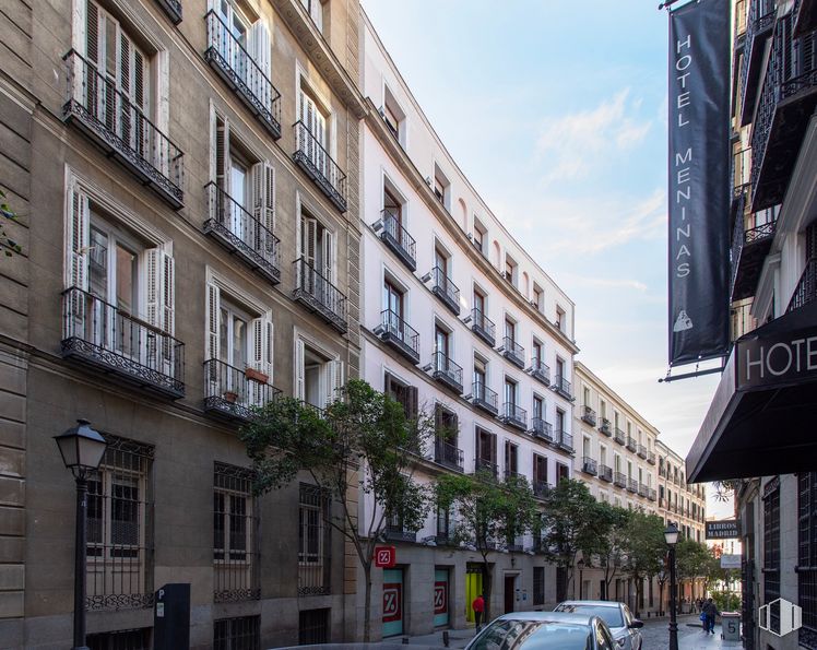 Oficina en alquiler en Calle Campomanes, 6, Centro, Madrid, 28013 con edificio, ventana, coche, nube, cielo, infraestructura, vehículo, barrio, diseño urbano y condominio alrededor