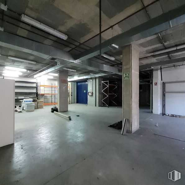 Industrial for sale at Calle María Tubau, Fuencarral - El Pardo, Madrid, 28050 with door, floor, ceiling, flooring, composite material, parking lot, concrete, parking, fluorescent lamp and hall around