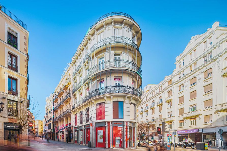 Oficina en alquiler en Calle Mayor, Centro, Madrid, 28013 con edificio, cielo, durante el día, propiedad, ventana, diseño urbano, condominio, viaje, edificio comercial y vía pública alrededor