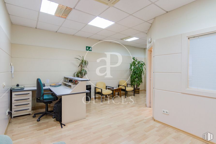 Oficina en venta en Calle Valentín Beato, San Blas - Canillejas, Madrid, 28053 con silla, persiana de la ventana, alumbrado, mesa, mueble, planta, edificio, planta de interior, suelos y maceta alrededor