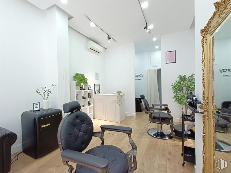 Retail for rent at Calle Blasco de Garay, Chamberí, Madrid, 28015 with chair, houseplant, furniture, interior design, beauty salon, personal care, shelf, design, office chair and armrest around