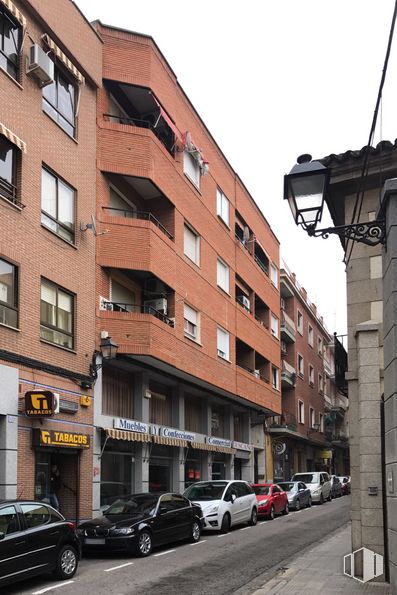 Retail for sale at Calle Luis Jiménez, 8, Talavera de la Reina, Toledo, 45600 with window, car, building, tire, wheel, automotive parking light, land vehicle, sky, vehicle and infrastructure around