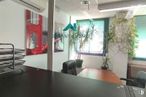 Office for rent at Zona Buena Vista, Carabanchel, Madrid, 28044 with countertop, furniture, building, table, plant, interior design, desk, flooring, floor and fixture around