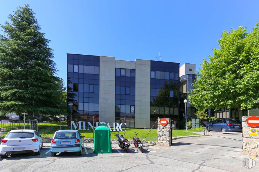 Oficina en alquiler en Edificio A, B y F, Calle Azalea, 1, Alcobendas, Madrid, 28100 con coche, edificio, cielo, planta, ventana, árbol, vehículo, casa, diseño urbano y asfalto alrededor