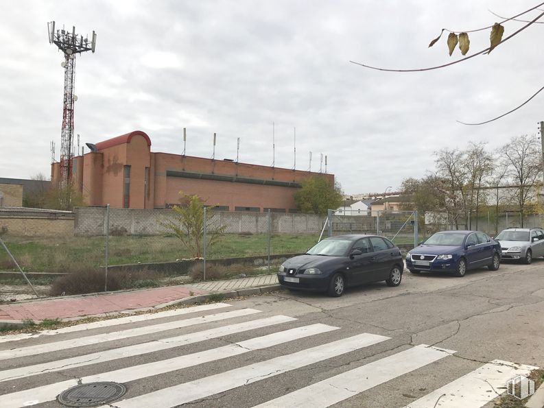 Suelo en alquiler y venta en Calle Febrero, 30, San Blas - Canillejas, Madrid, 28022 con coche, edificio, luz de estacionamiento automotriz, cielo, rueda, nube, planta, vehículo, neumático y infraestructura alrededor