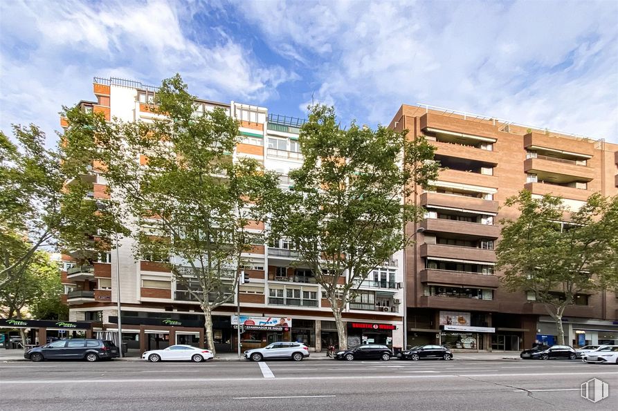 Retail for sale at Paseo San Francisco de Sales, 27, Chamberí, Madrid, 28003 with building, car, cloud, sky, land vehicle, property, wheel, vehicle, tree and urban design around