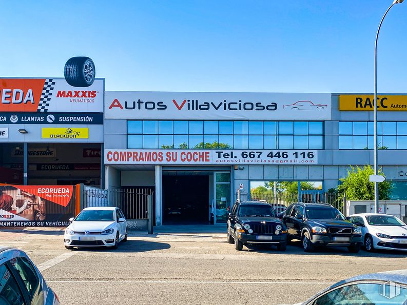 Industrial for rent at Polígono Industrial Quitapesares, Villaviciosa de Odón, Madrid, 28670 with car, building, automotive parking light, tire, sky, land vehicle, property, vehicle, motor vehicle and wheel around