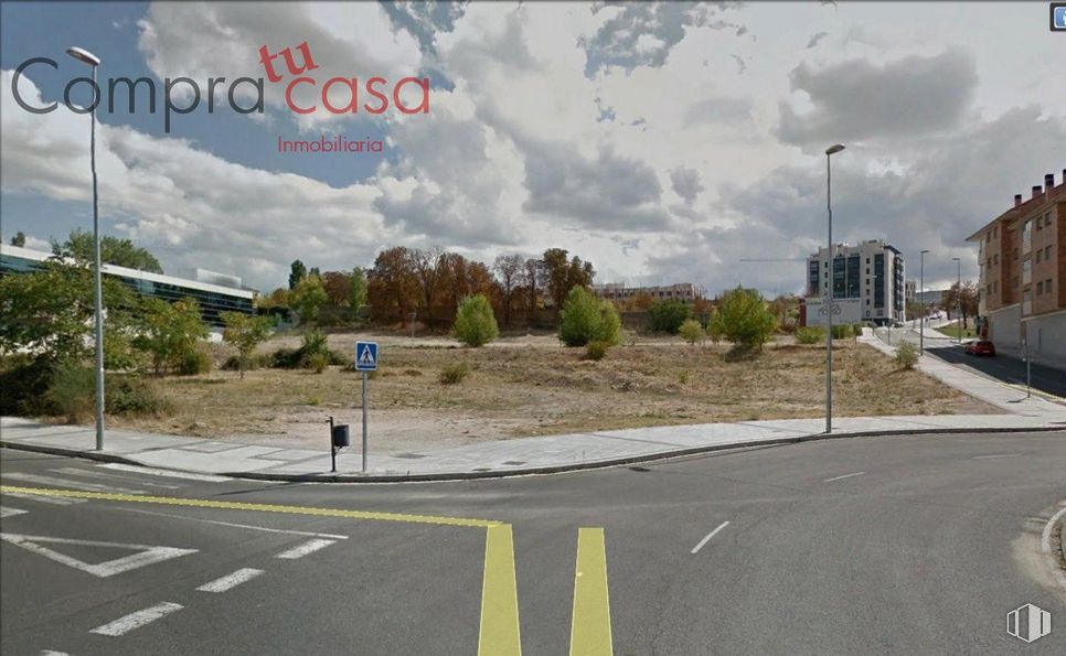 Land for sale at Plaza de Toros, Segovia, 40005 with cloud, sky, plant, daytime, infrastructure, road surface, land lot, asphalt, tree and motor vehicle around