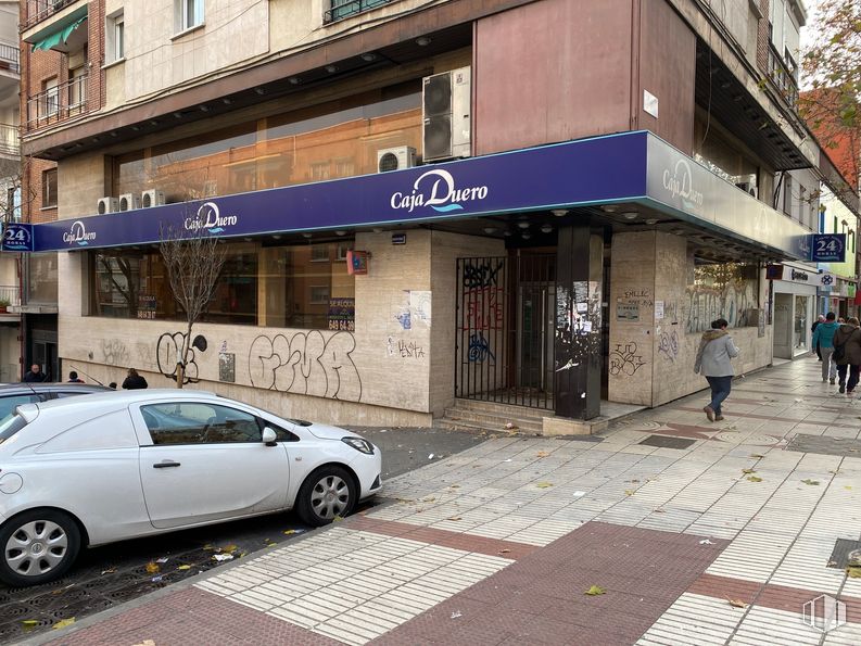 Local en alquiler y venta en Calle Alcalá, 332, Ciudad Lineal, Madrid, 28017 con rueda, coche, neumático, persona, edificio, ventana, propiedad, vehículo, infraestructura y vehículo motorizado alrededor