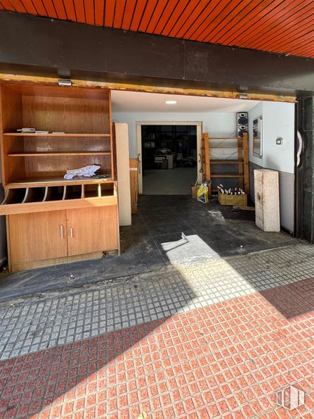 Local en alquiler en Calle Santa Engracia, 75, Chamberí, Madrid, 28010 con mueble, madera, suelo, suelos, suelo de baldosas, pared, edificio, hall, superficie de la carretera y techo alrededor