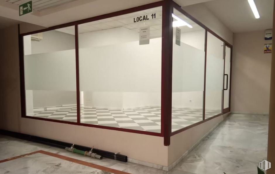 Local en alquiler en Plaza Ciudad de Nara, Toledo, 45005 con armario, cama infantil, edificio, accesorio, puerta, madera, rectángulo, sombra, suelo y exterior automotriz alrededor