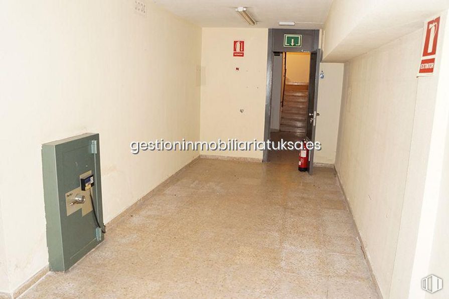 Retail for rent at Plaza de Santa Ana, Ávila, 05001 with fixture, building, wood, floor, flooring, paint, door, house, hall and hardwood around