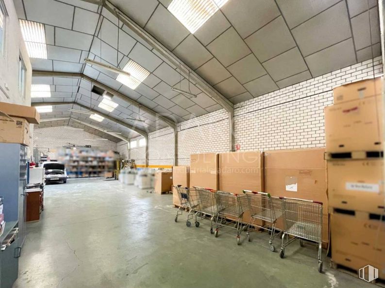 Industrial for sale at Calle Sierra de Guadarrama, San Fernando de Henares, Madrid, 28830 with shipping box, warehouse, floor, ceiling, flooring, inventory, composite material, cardboard packaging, metal and box around