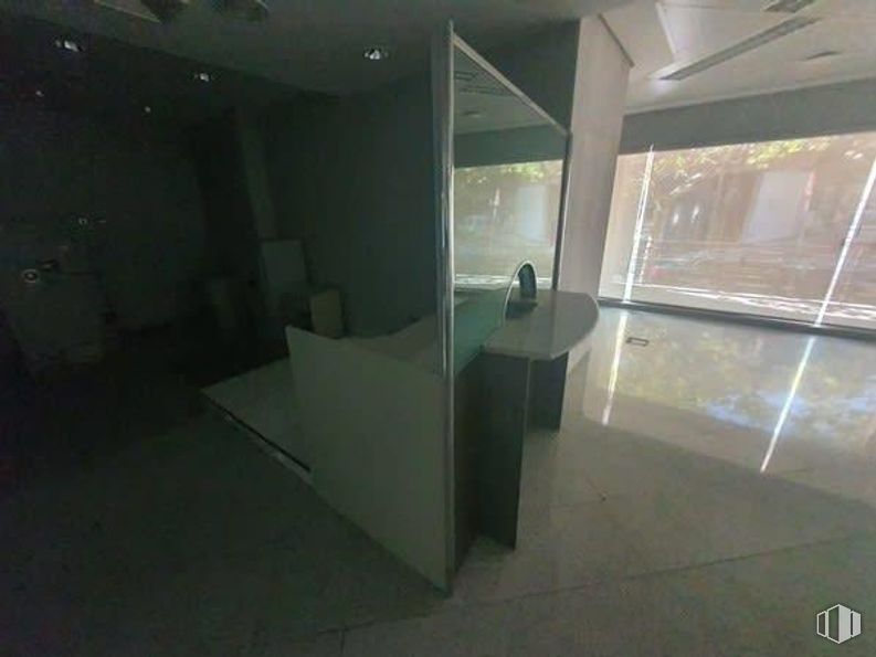 Local en venta en Calle Granadilla, Majadahonda, Madrid, 28220 con edificio, interiorismo, accesorio, suelos, suelo, sombra, silla, hall, vidrio y techo alrededor