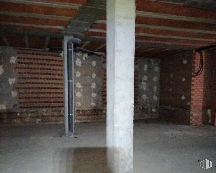 Retail for sale at Calle Herreros, Cuéllar, Segovia, 40200 with wood, flooring, building material, composite material, beam, ceiling, brickwork, gas, column and concrete around