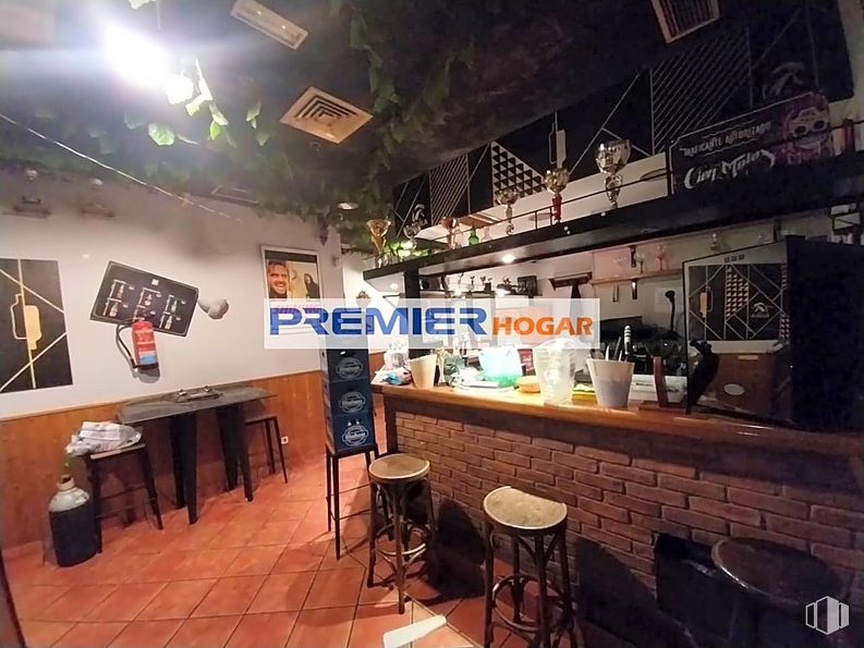 Local en venta en Las Rosas, San Blas - Canillejas, Madrid, 28022 con taburete, mesa, mueble, establecimiento de bebidas, interiorismo, barware, edificio, madera, evento y suelos alrededor