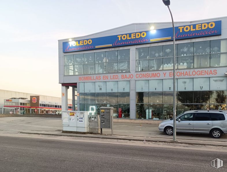 Nave en alquiler en Polígono industrial Los Pradillos, Illescas, Toledo, 45210 con edificio, coche, neumático, rueda, luz de estacionamiento, cielo, vehículo, neumático de automoción, gas y fachada alrededor