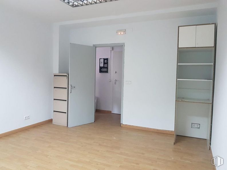 Oficina en alquiler en Avenida Acueducto, Segovia, 40001 con estantería, puerta, accesorio, madera, edificio, suelos, suelo, puerta de casa, hall y madera dura alrededor